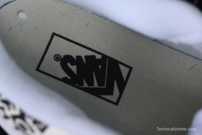 Vans Knu Skool Low-Top Retro Chunky Sneakers with Oversized Logo - VN000CS0239