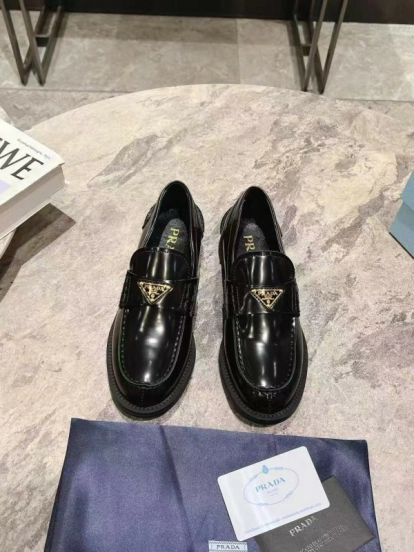 2025 Women Prada Black Leather Loafer KFY00270