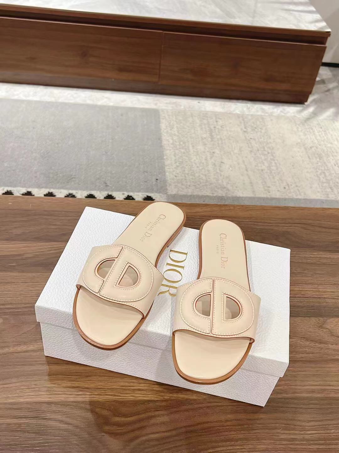 2025 Dio Ivory Leather Slippers LY00260