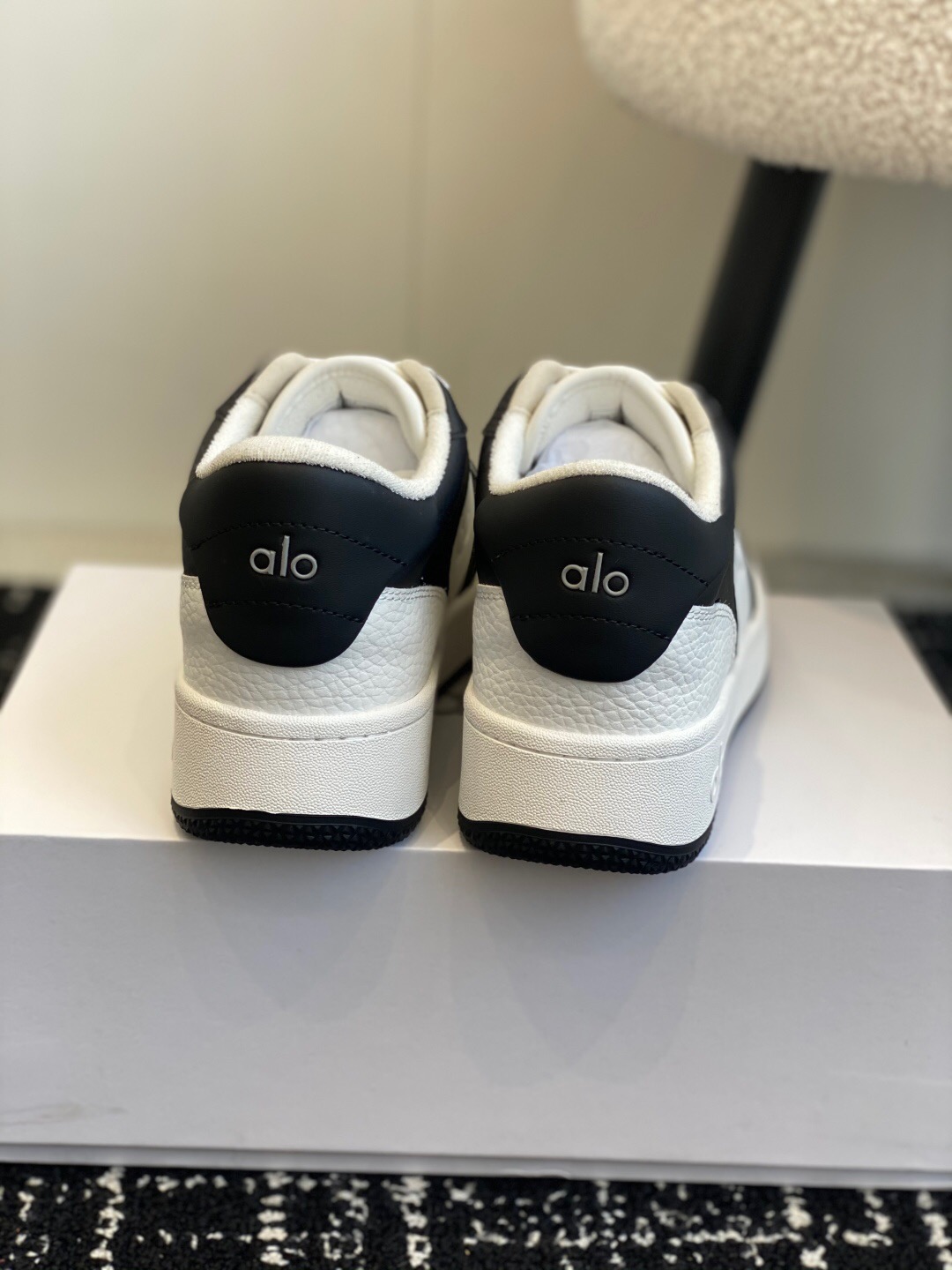 2025 Women Alo Black White Leather Sneakers KFY00280