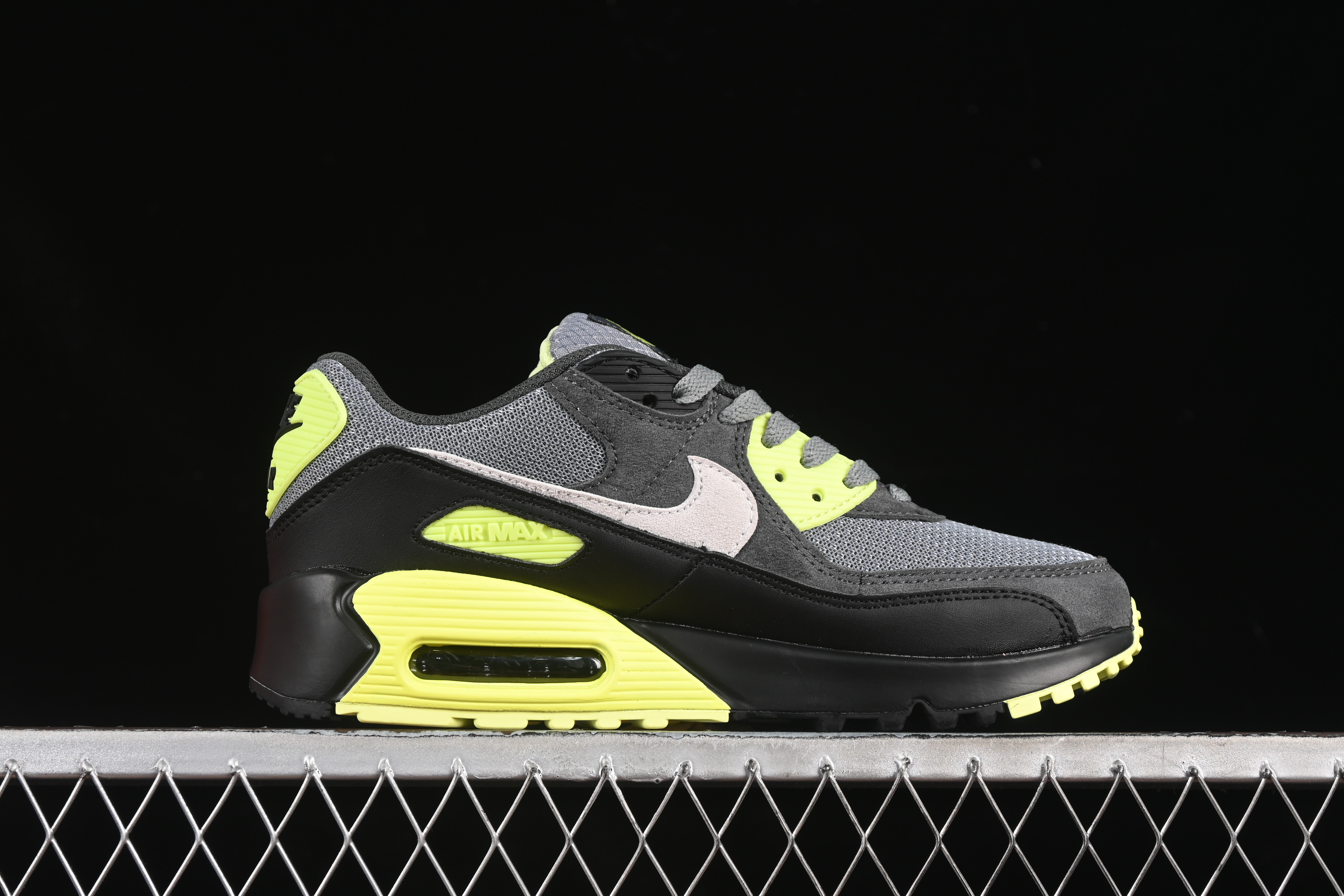 Nike Air Max 90 Retro Running Shoes with Visible Air Cushion - DM0029-012
