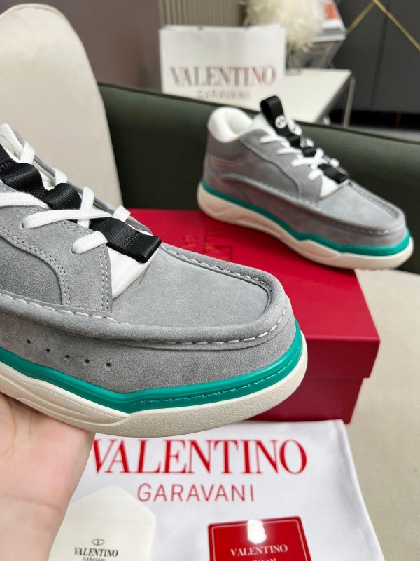 VALENTINO RUNBOOT Mid-Top Athletic Shoes with Urban Casual Design - AS00380