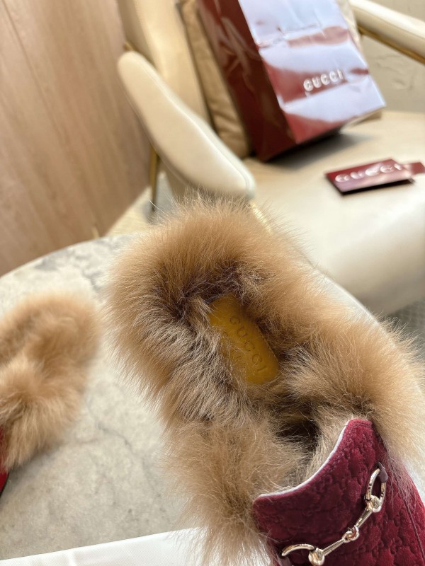 Gucci Women's Fur Mule with Double G Pattern and Horsebit Detail - LY00340