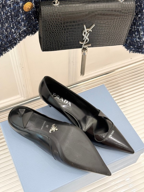 Prada 2025 SS Catwalk Pointed Toe Kitten Heel Single Shoes - KFY00310
